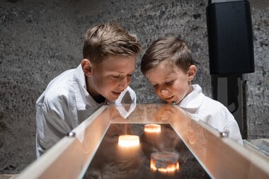Kernbohrungen beleuchtet Kinder | © Bergauer
