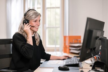 Jobs Kundenservice telefonieren mit Headset | © Thomas Sattler Salzwelten Salzburg Kundenservice telefonieren Headset | © Thomas Sattler
