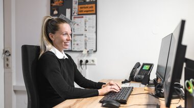 Salzwelten Mitarbeiter Hallstatt arbeiten Dame am PC | © Thomas Sattler