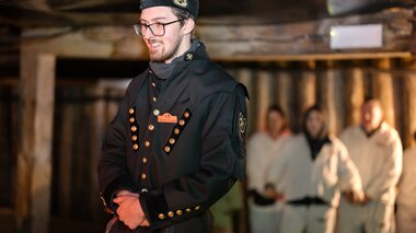 Salzwelten Hallstatt Guide Unter Tage mit Besucher | © Thomas Sattler