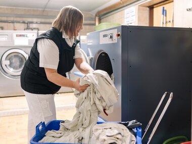 Salzwelten Hallstatt Garderobe Waschmaschine einräumen Mitarbeiterin  | © Thomas Sattler