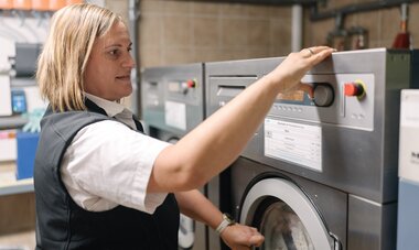 Salzwelten Hallstatt Garderobe Waschmaschine einschalten Mitarbeiterin  | © Thomas Sattler