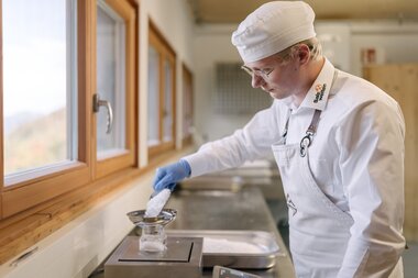 Salzwelten Salzburg Jobs Pfannmeister beim SalzZart abfüllen | © Thomas Sattler