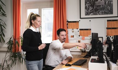 Salzwelten Hallstatt Mitarbeiter Teambesprechung Dame und Herr am PC | © Thomas Sattler