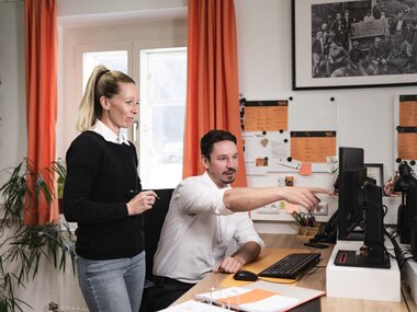 Mitarbeiter Team Besprechung | © Thomas Sattler Salzwelten Hallstatt Mitarbeiter Teambesprechung Dame und Herr am PC | © Thomas Sattler
