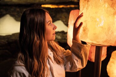 Salzwelten Hallstatt Edelsberg Frau bei Salzsteine  | © Bergauer