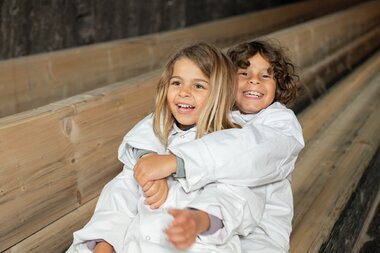 Rutsche Kinder | © Bergauer Salzwelten Hallstatt Kinder auf der Holzrutsche | © Bergauer