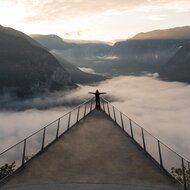 Salzwelten Hallstatt Skywalk mit Frau von hinten und Wolkenstimmung  | © Bergauer 