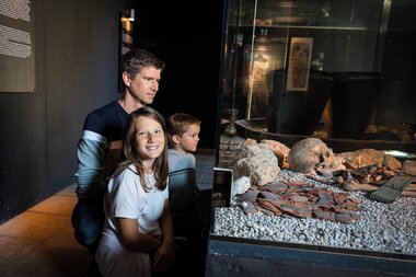 Salzwelten Hallstatt Hochtal Familie im Schaugrab  | © Bergauer 