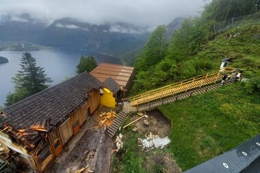 Bergstation KW 230 Umbau | © Salzwelten - Webcam Salzwelten Hallstatt, Umbau Standseilbahn, Bergstation, abgerissener Gebäudeteil | © Salzwelten - Webcam