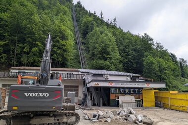 Talstation KW 20 | © Salzwelten - Harald Pernkopf Salzwelten Hallstatt, Umbau Standseilbahn, Talstation, abgerissene Wartehalle, Bagger | © Salzwelten - Harald Pernkopf