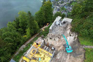 Salzwelten Hallstatt Bergstation zum Teil schon abgerissen Ansicht vom Berg ins Tal  | © Salzwelten 