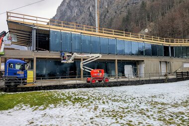 Salzwelten Hallstatt Talstation neu Fensterfront LKW  | © Salzwelten