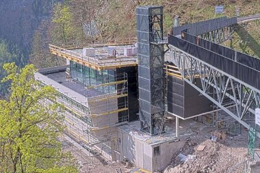 Salzwelten Hallstatt Bergstation neu Lift Brücke Beton Glas   | © Salzwelten