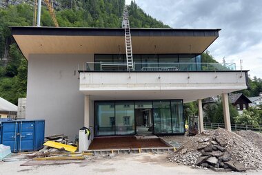 Salzwelten Hallstatt Umbau Salzbergbahn Talstation von vorne Fassade verputzt Dach Ansicht  | © Salzwelten