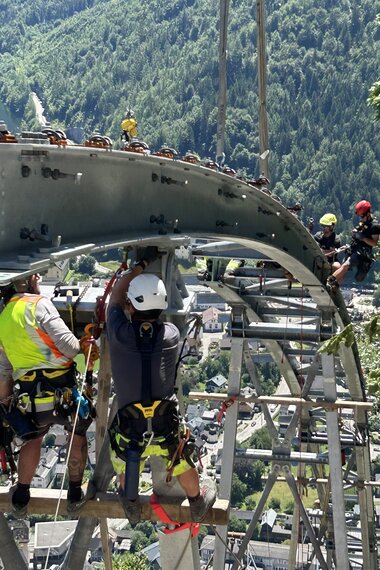 Salzwelten Hallstatt Umbau Salzbergbahn Schienenteil gebogen Montage Personen Warnweste & Helm  | © Salzwelten