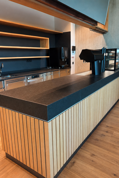 Salzwelten Hallstatt Salzbergbahn Neu Bistro Weitblick 7000 Schankbereich Holz und schwarze Elemente  | © Salzwelten