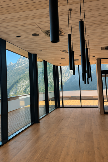 Salzwelten Hallstatt Salzbergbahn Neu Bistro Weitblick 7000 Innenbereich Holzboden Schwarze Deckenlampen  Große Fensterflächen 