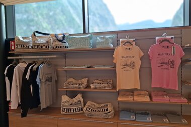 Salzwelten Hallstatt Umbau Salzbergbahn neuer Flagshipstore Regal Wand Hallstatt T-Shirts & Merch  | © Salzwelten Strubreiter