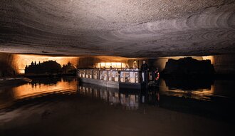 Boot fährt über unterirdischen Salzsee | © ©Bergauer