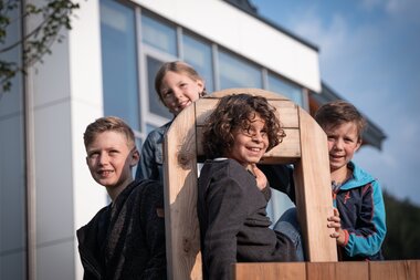 Kinder auf Holzzug | © Bergauer Kinder Holzzug Keltendorf | © Bergauer