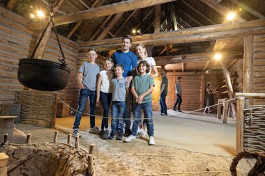 Familie im keltischen Herrenhaus | © Bergauer Herrenhaus Kelten  | © Bergauer