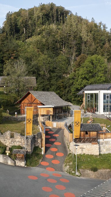 Salzwelten Salzburg Kelten.Erlebnis.Berg Drohnenbild Eingang Hütten Salz-Manufaktur Spielplatz | © YDreamProduction