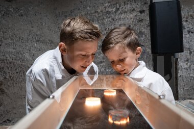 Kinder mit Bohrungen aus Salzgestein | © Bergauer Salzwelten Salzburg Kinder mit Bohrungen aus Salzgestein | © Bergauer