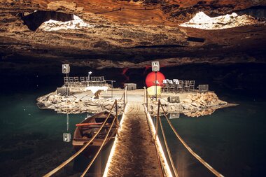 Salzwelten Altaussee Bergwerk Salzsee - Aufgang zur Seebühne beleuchtet  | © tinksi 