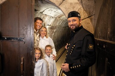 Guide mit Gruppe beim Mundloch | © Bergauer Guide Mundloch Salzwelten Altaussee | © Bergauer