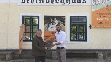 Salzwelten Altaussee beim Steinberghaus die Übergabe des Befahrungsbuches  | © Alex Köberl 