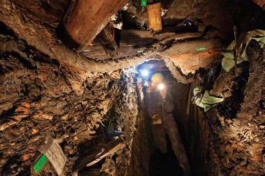 Salzwelten Hallstatt NHM Prähistorisch Stollen mit Seil  | © Anton Kern 