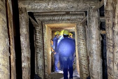 Salzwelten Hallstatt Prähistorische Führung Stollen mit Gruppe  | © Magdalena Meisl Salzwelten 