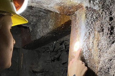 Salzwelten Hallstatt Prähistorische Führung Stollen Holz mit Salzablagerung | © Magdalena Meisl Salzwelten 