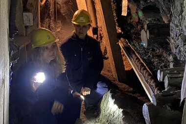 Salzwelten Hallstatt Prähistorische Führung Stollen mit Seil und Besuchern  | © Magdalena Meils Salzwelten 