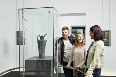 Keltenmuseum Hallein Schnabelkanne hinter Vitrine  | © Hechenberger