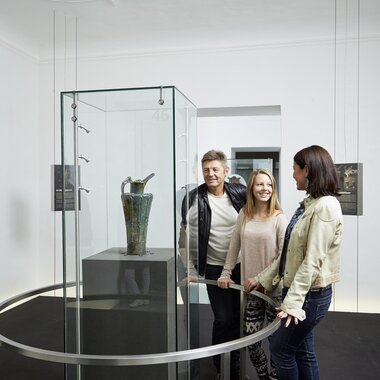 Keltenmuseum Hallein Schnabelkanne | © Hechenberger Keltenmuseum Hallein Schnabelkanne hinter Vitrine | © Hechenberger