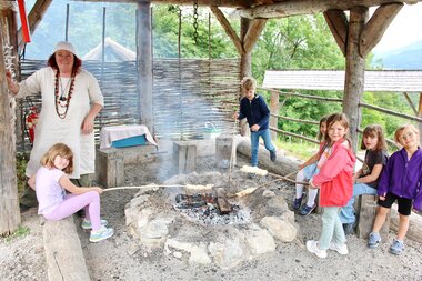 Salzwelten Salzburg Sommerveranstaltung Kinderprogramm Stockbrot  | © HKro Bild Der Auslöser 