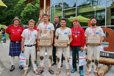 Salzwelten Salzburg Sommerveranstaltung Ranggeln Sieger mit Salz Preis | © HKro Bild Der Auslöser