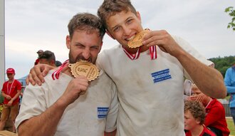 Salzwelten Salzburg Sommerveranstaltung Ranggeln Sieger Medaillen  | © HKro Bild Der Auslöser 