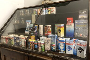 Vitrine im Salinenarchiv | © Salzwelten - Pernkopf Altaussee Salinenarchiv Vitrine Salz alt | © Salzwelten - Pernkopf