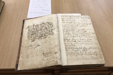 Gästebuch | © Salzwelten - Pernkopf Altaussee Gästebuch historisch Salinenarchiv | © Salzwelten - Pernkopf