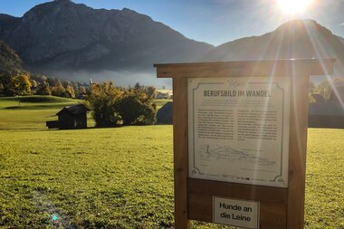 Salzwelten Altaussee Wanderweg Via Salis Beschilderung auf Wiese | © Harald Pernkopf Salzwelten 