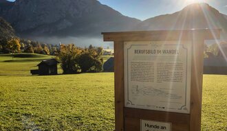 Salzwelten Altaussee Wanderweg Via Salis Beschilderung auf Wiese | © Harald Pernkopf Salzwelten 