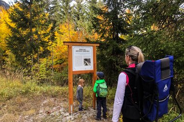 Salzwelten Altaussee Via Salis Wanderweg Beschilderung mit Kinder | © Harald Pernkopf Salzwelten 