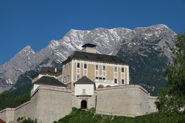 Schloss Trautenfels auf Hügel mit hinter liegender Berglandschaft  | © Schloss Trautenfels 