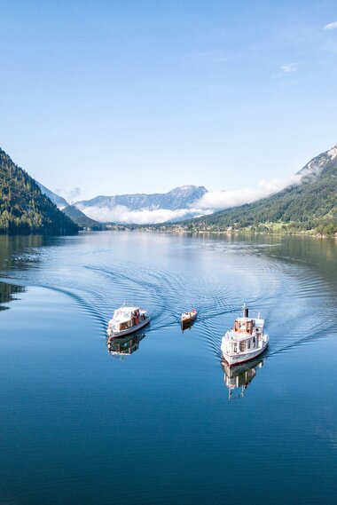 Schiffahrt Grundelsee | © Andreas Syen Drei Seen-Tour am Grundlsee Schiff See Berglandschaft | © Andreas Syen