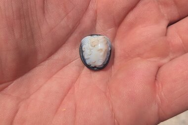 Salzwelten Hallstatt Baustelle Fund von Medusa Teil eines Ringes ganz klein auf Handfläche  | © Salzwelten Pernkopf 