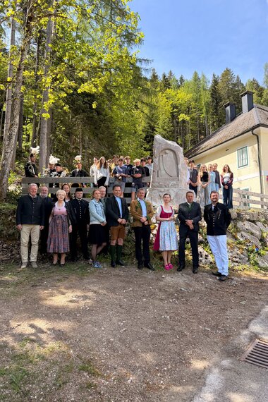 Salzwelten Altaussee Vernissage Barbaradenkmal bei Denkmal alle Beteiligten Personen rundum  | © ©Salzwelten Grögler 