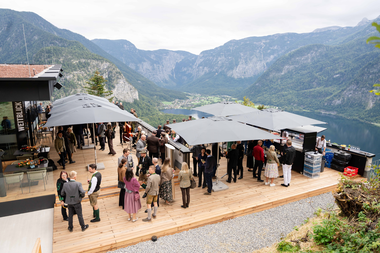 Eröffnung Salzbergbahn Salzwelten Hallstatt Terrasse Bistro Weitblick 7000 Schirme umliegende Bergwelt Hallstätter See  | © ©Thomas Sattler